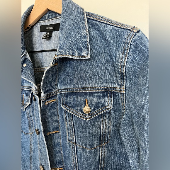 FOREVER 21 Denim jacket with embroidery on the back| Size: S| UNISEX| oversized. - Picture 3 of 15
